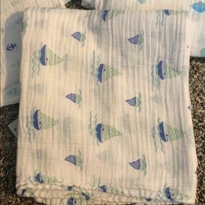 4 Muslin swaddles
